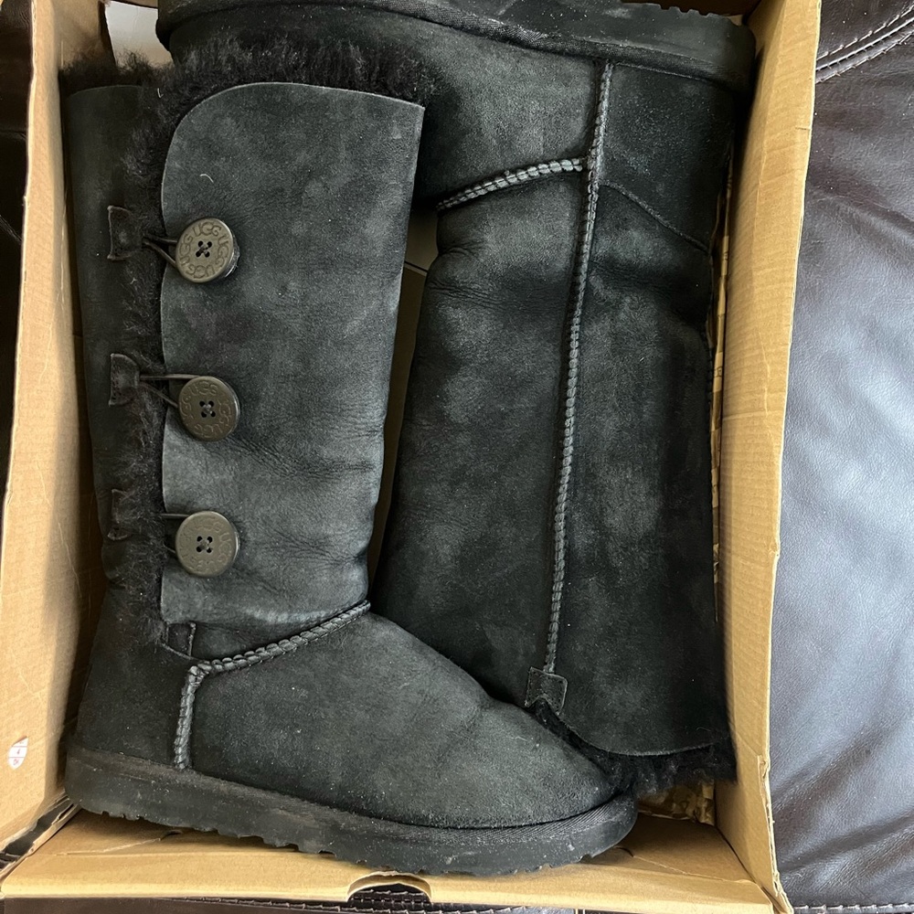 Ugg Black Buttoned Boots ‼️PRICE FIRM‼️